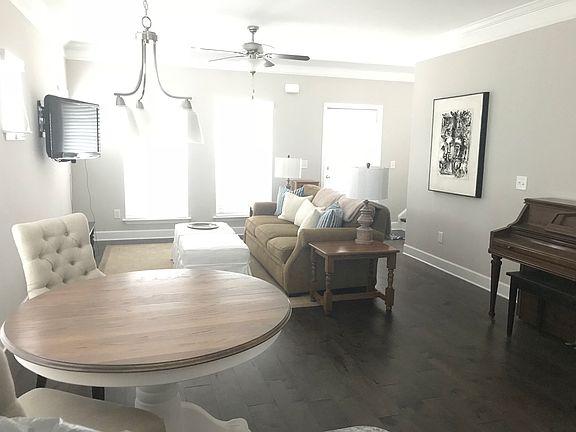 4th image of 1127 Frewin St