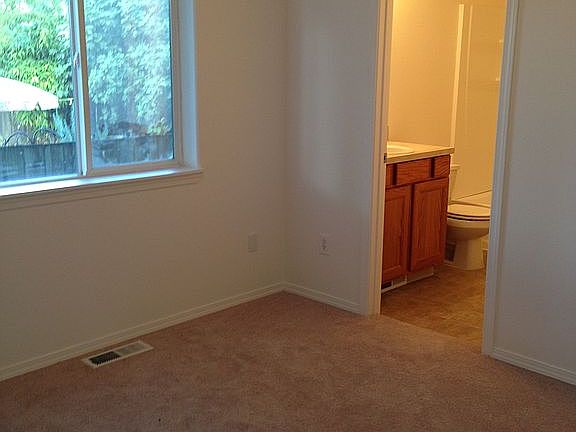 3rd image of 4724 NE 101st Ave