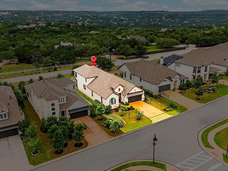 402 Gulfton St — Photo 3