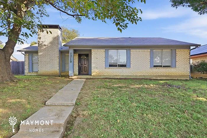 3 bed, 2.0 bath, 1389 sqft, $2,165 — Photo 1
