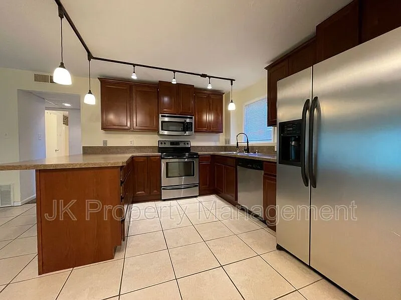 2 bed, 1.0 bath, 942 sqft, $1,200 — Photo 2