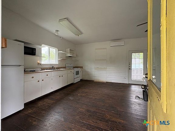 3rd image of 1017 W Nueces St