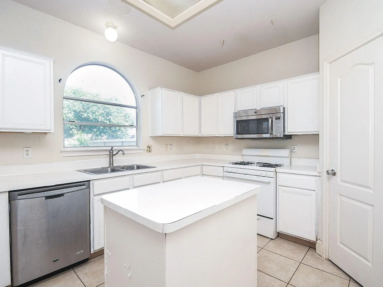 4 bed, 2.5 bath, 2562 sqft, $2,350 — Photo 4