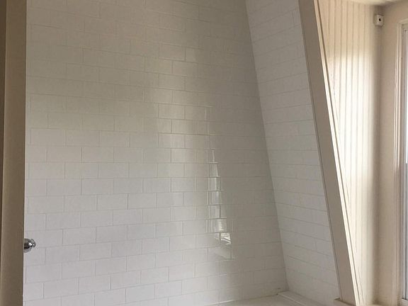 Bathroom (full bathtub with a view)