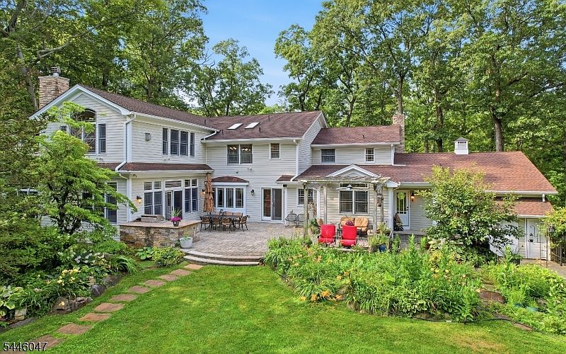 1st image of 200 Valley Dr.
