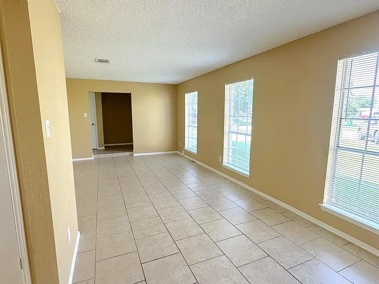 12210 Roandale Dr — Photo 5
