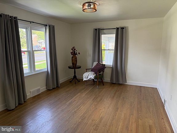 5th image of 1012 S Coldbrook Ave