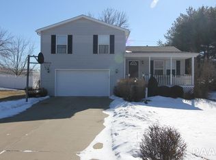 348 Whispering Oaks Dr, Metamora, IL