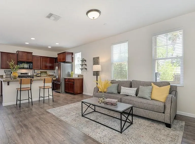 15 Crystalwood Cir — Photo 6