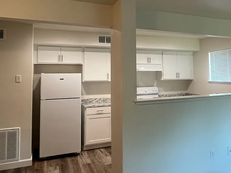 Phoenix Park Apartments — Photo 15
