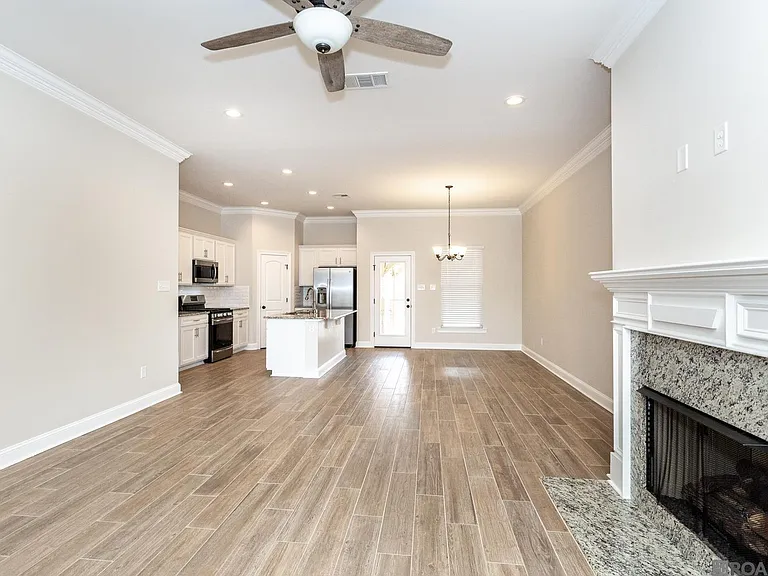 6356 Lake Edge Dr — Photo 3