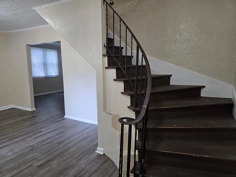 1347 Thomas Ave N — Photo 6