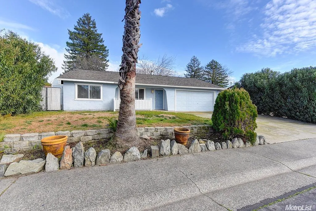 243 Montrose Dr photo 1