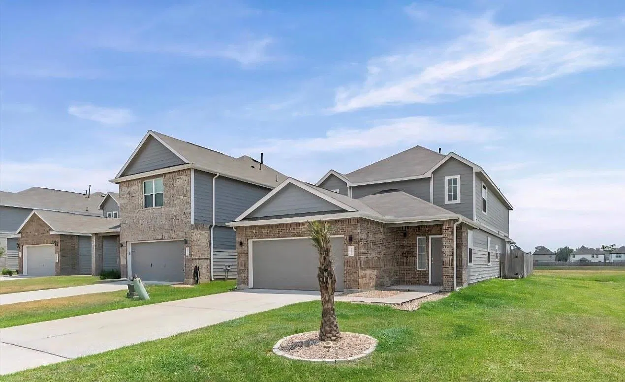 4 bed, 3.5 bath, 2716 sqft, $2,700 — Photo 1