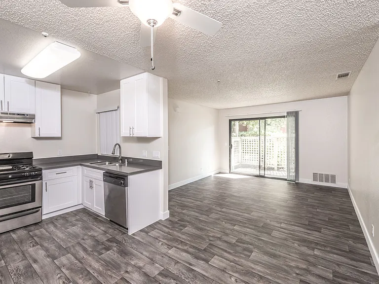 Crossbrook Apartments — Photo 12