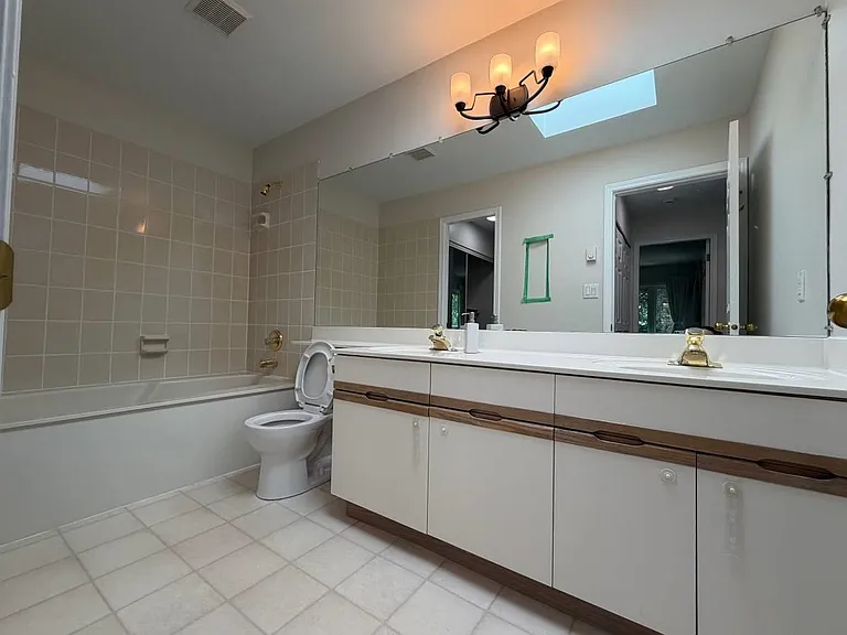 2970 Linwood St #402 — Photo 11