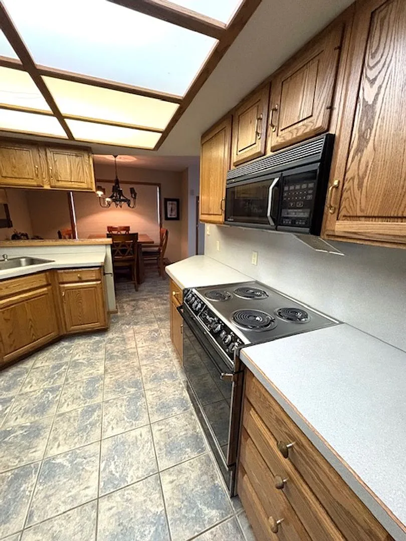 Stunning 3-Bedroom, 2-Story Townhome for Rent 3,000 sq ft — Photo 3