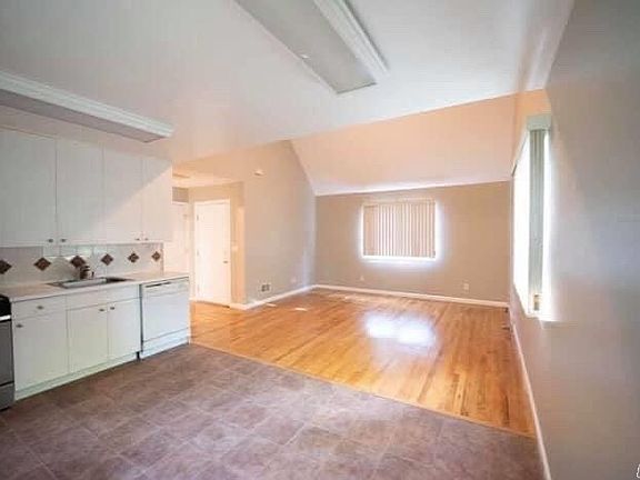 5th image of 89 Smithtown Blvd