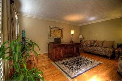 3rd image of 121 Patricia Ln