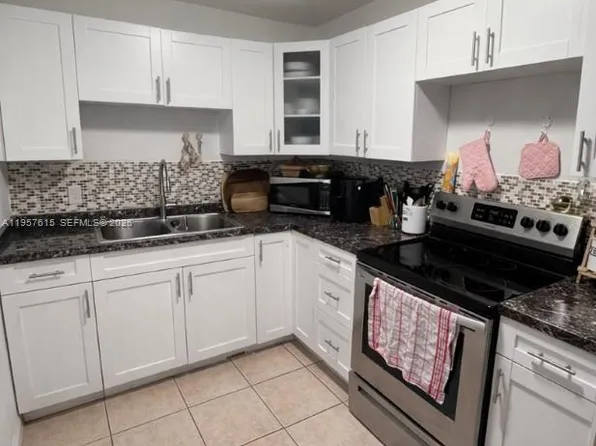 9459 SW 76th St APT R8, Miami, FL 33173