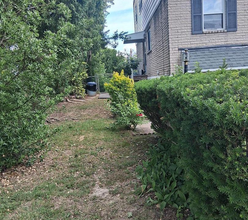 2nd image of 1889 Foster St