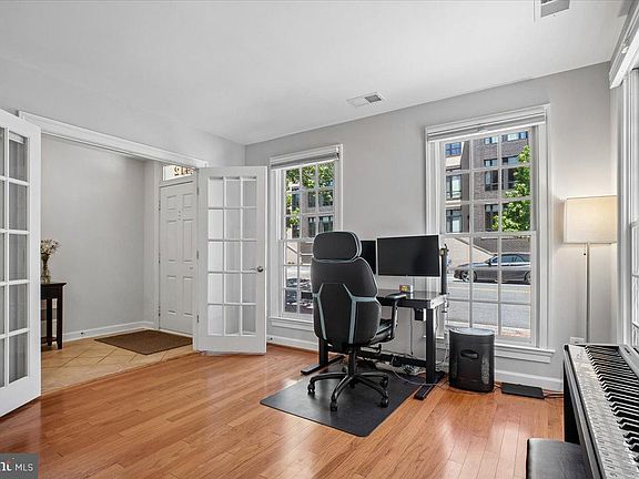 4th image of 412 Pendleton St