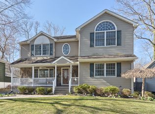64 Walnut St, Oakland, NJ 07436