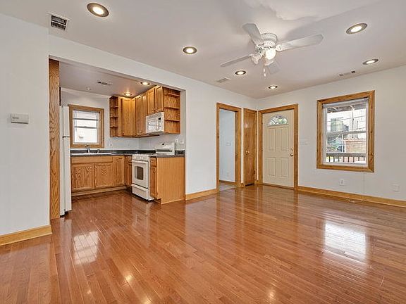 3rd image of 1047 N Winchester Ave APT 2R