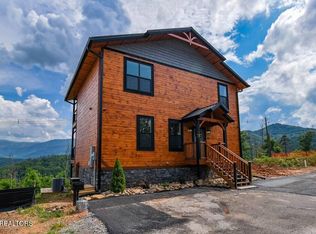 962 Cottage Gardens Way, Gatlinburg, TN 37738