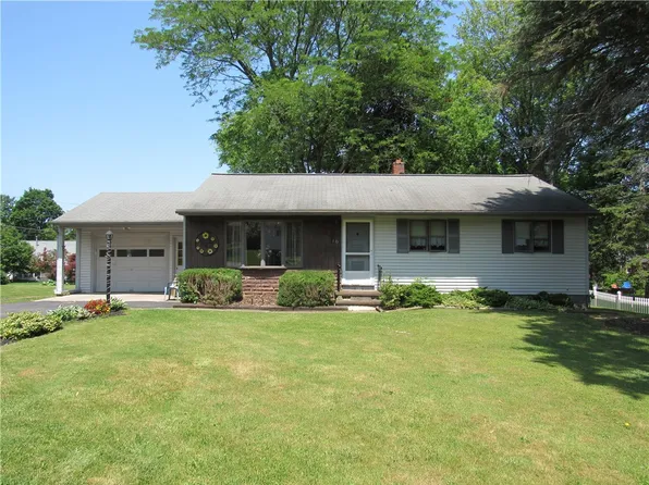 16 Hillcrest Dr, Spencerport, NY 14559