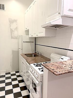 3rd image of 151 W 76th St #1F