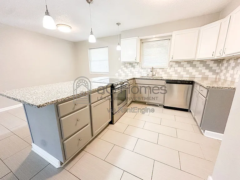 7216 NW 13th St — Photo 2