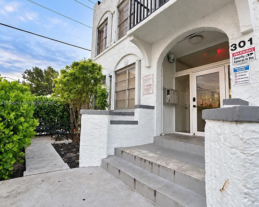 1st image of 301 SW 10th Ave APT 4