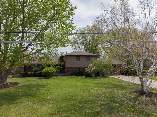 1102 Countryside Ln, Pontiac, IL 61764