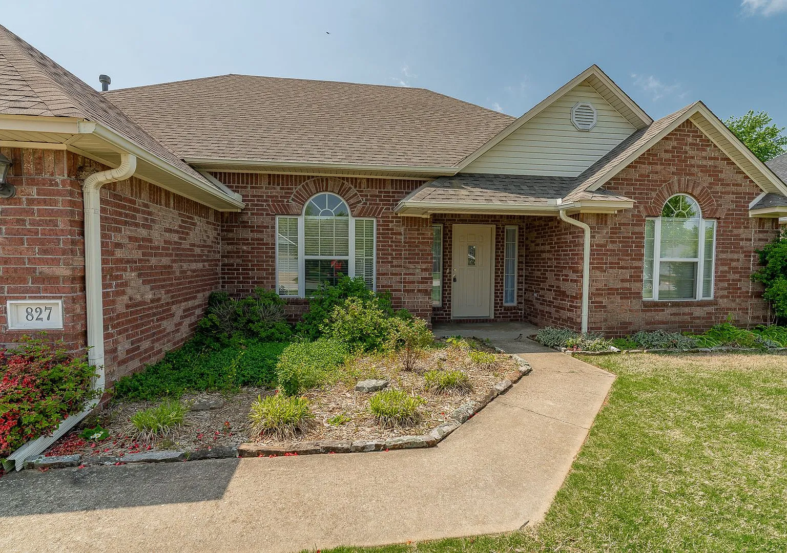 Beautiful 3-bedroom 2 bath Home in Springdale!! Fenced Yard!! — Photo 2