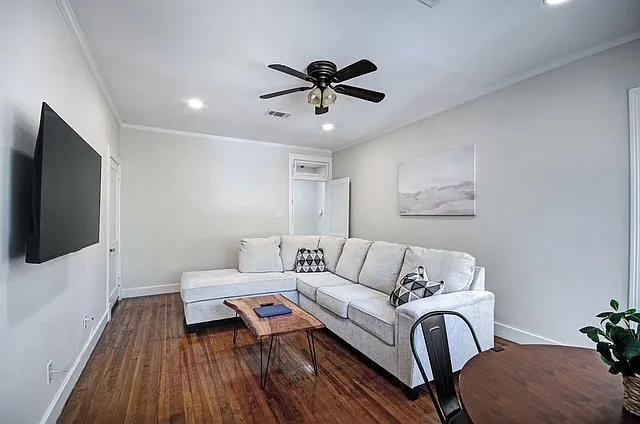 209 W Leake St — Photo 2