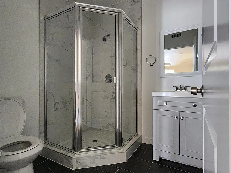 1147 N Kenmore Ave — Photo 14