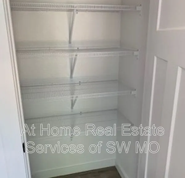2028 S Lone Pine Ave — Photo 6