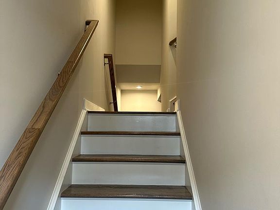 Entry way staircase - Wooden steps. Easy to clean and maintain.