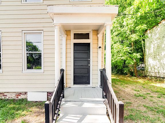 3rd image of 1021 Goddin St