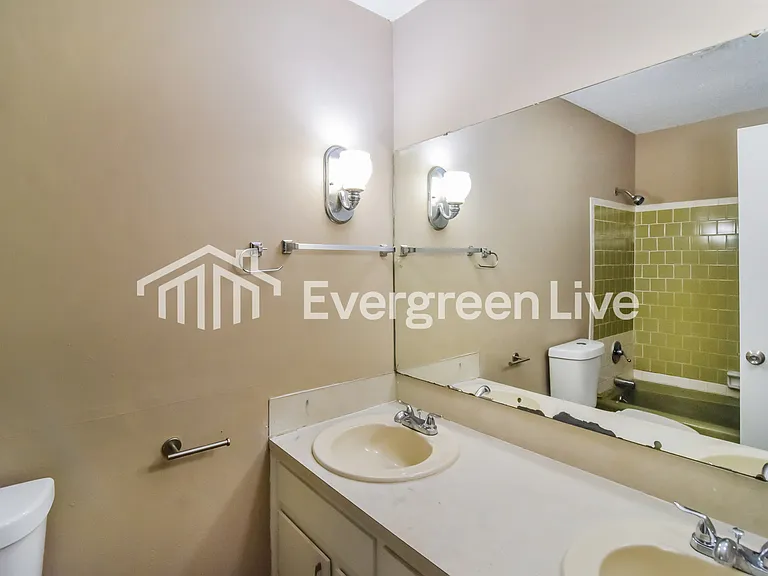 2124 Cottingham Dr — Photo 7