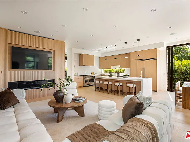 822 Superba Ave — Photo 4