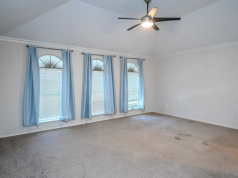 2100 Newport Dr — Photo 8