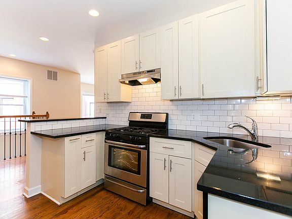 5th image of 854 W Cornelia Ave #1