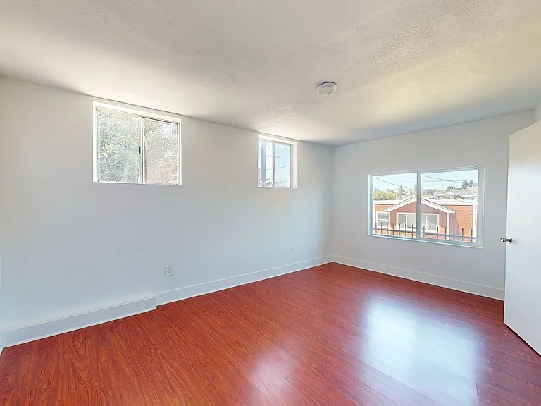 1810 E 25th Street — Photo 35