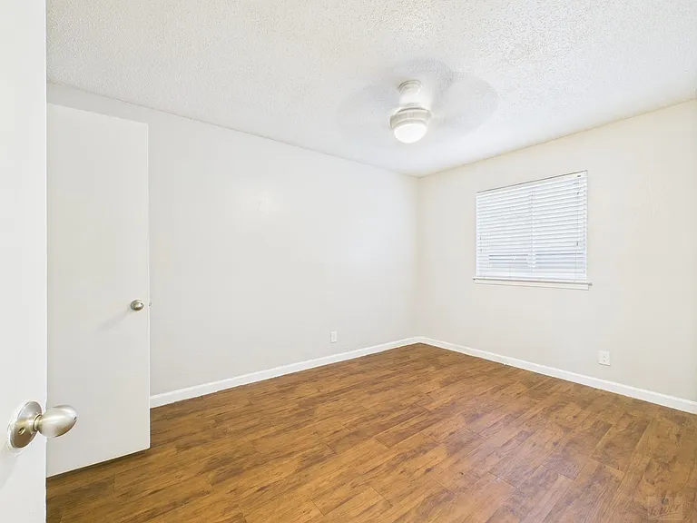 2401 Manor Rd #136 — Photo 7