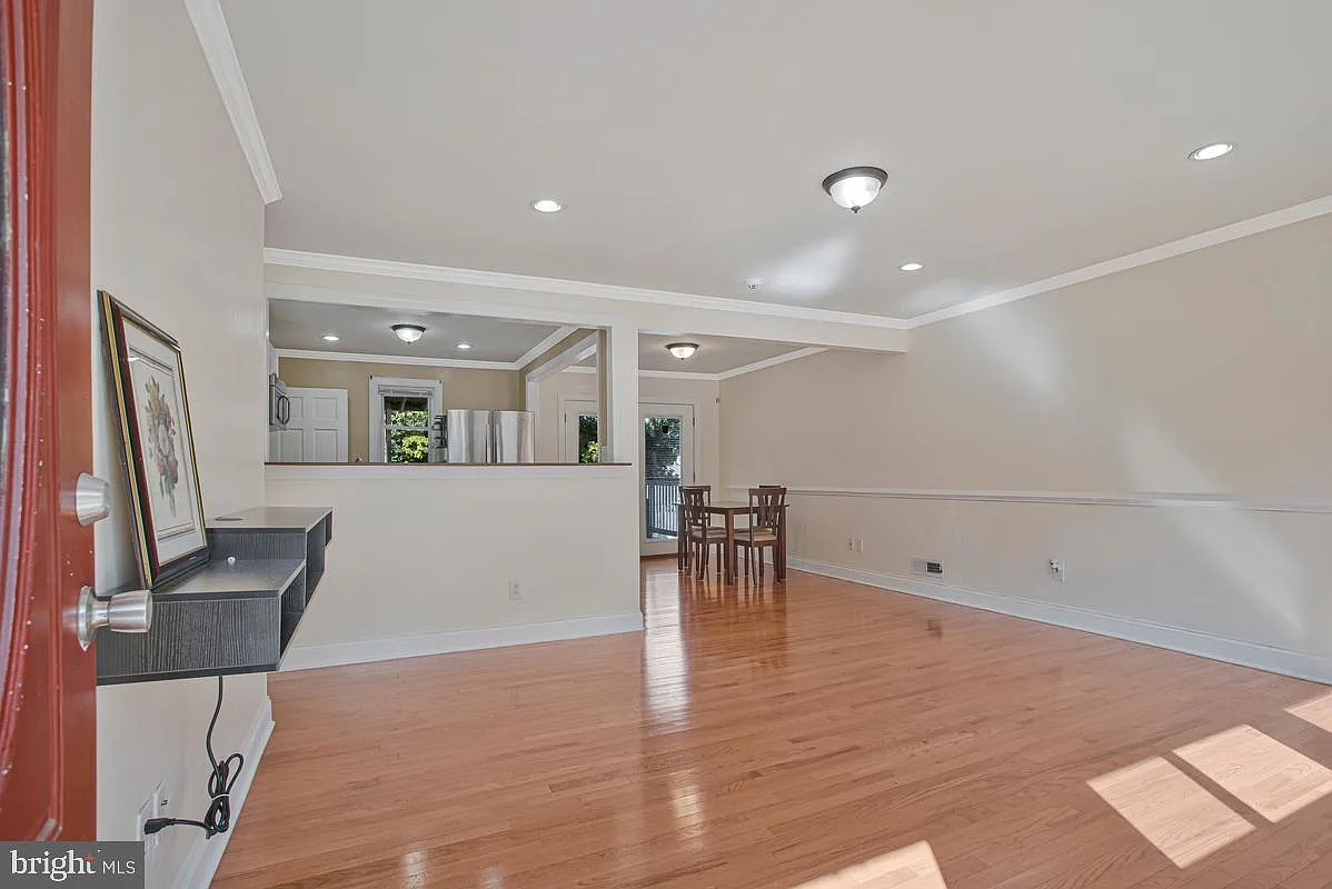 4 bed, 2.0 bath, 1560 sqft, $3,000 — Photo 4