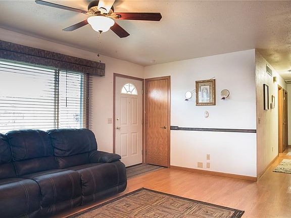 3rd image of 618 Brookwood Dr