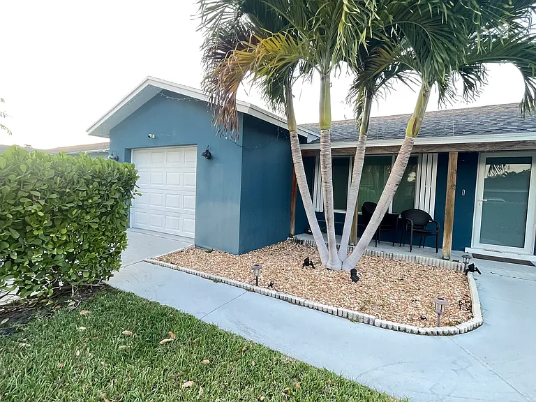 1023 SW 25th Pl — Photo 2