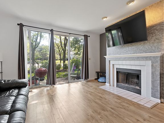 4th image of 376 Glen Leven Ct #376